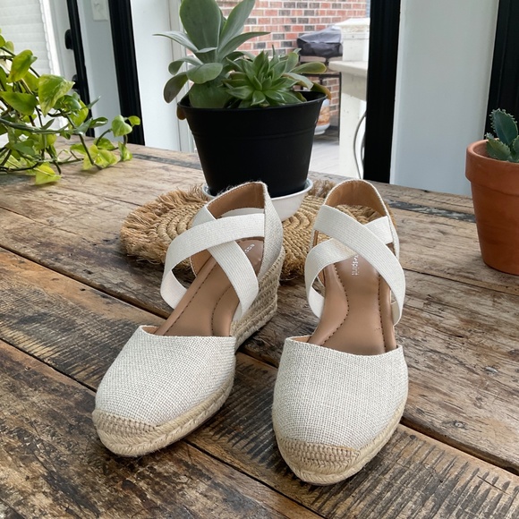 New Easy Spirit beige shoes,8 1/2. - Picture 2 of 11